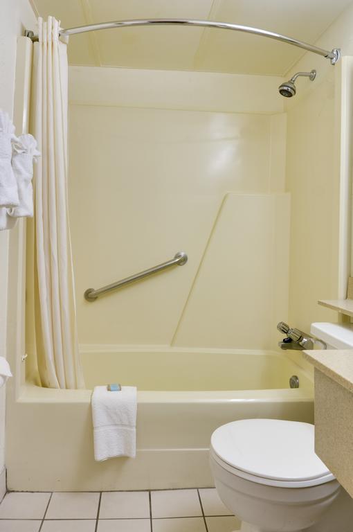Travelodge Macleod Trail Hotel *