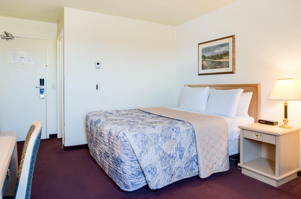 Travelodge Macleod Trail Hotel *