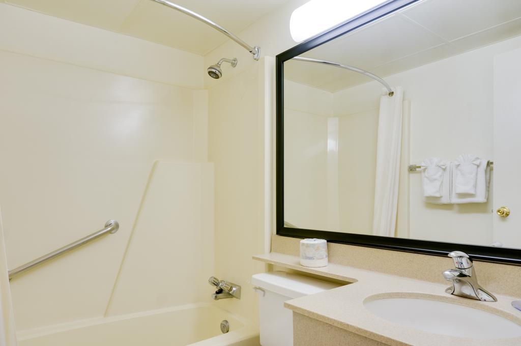 Travelodge Macleod Trail Hotel *